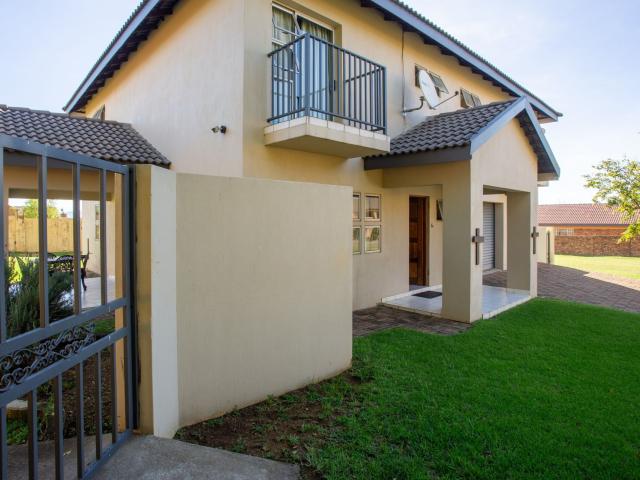 About Purple Gecko & Green Chameleon Guesthouses in Lydenburg